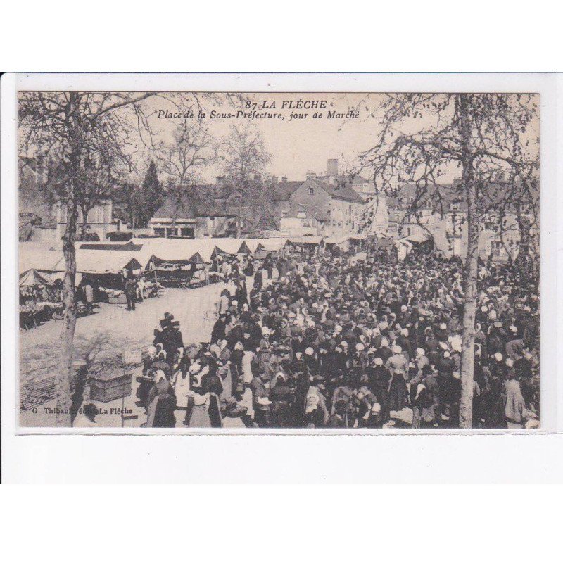 LA FLECHE: place la sous-préfecture, jour de marche - très bon état