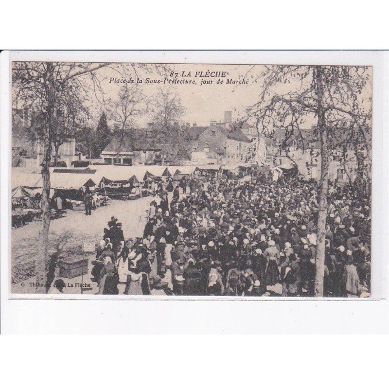 LA FLECHE: place de la sous-préfecture, jour de marché - très bon état