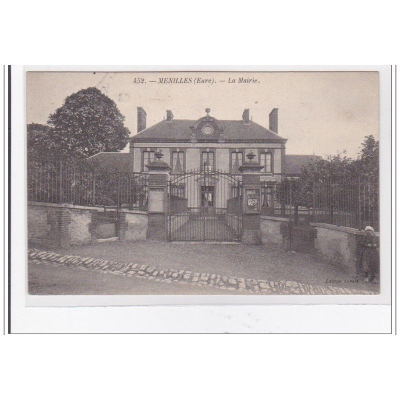 MENILLES : la mairie - tres bon etat