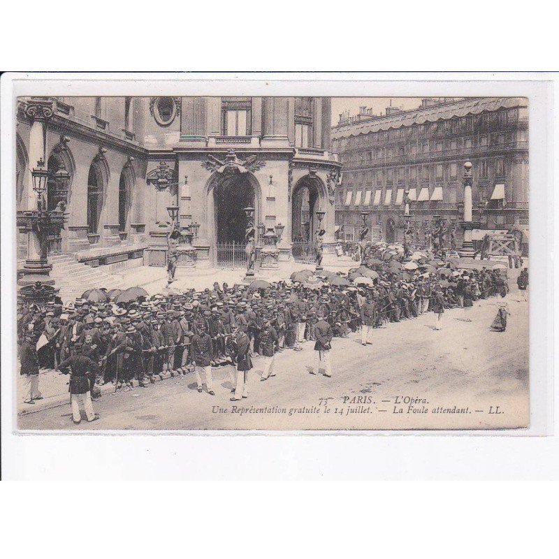 PARIS: 75009, l'opéra, une représentation gratuite le 14 juillet, la foule attendant - très bon état