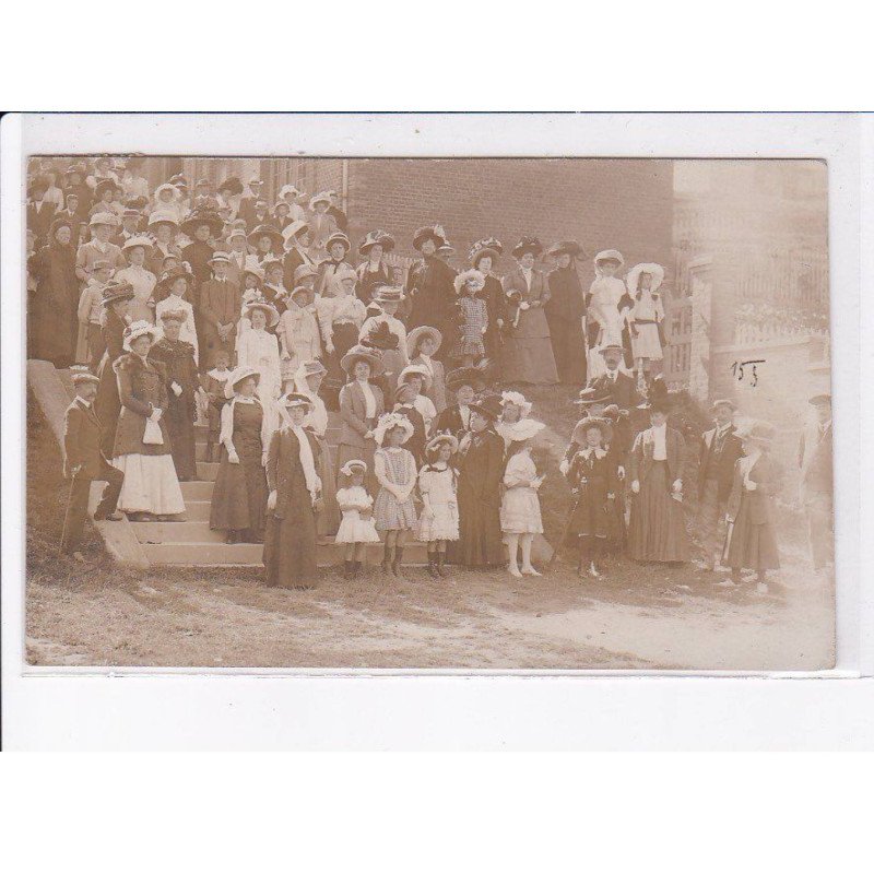 AULT: personnages, carte photo - très bon état