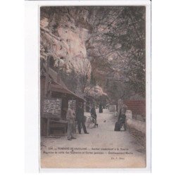 FONTAINE-de-VAUCLUSE: sentier conduisant à la source, magasins de vente des souvenirs et cartes postales - tbé