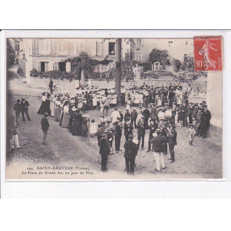 SAINT-SAUVEUR: la place du grand jeu un jour de fête - très bon état