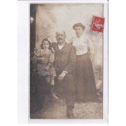 NOISY-le-SEC: personnage, famille (?) - très bon état