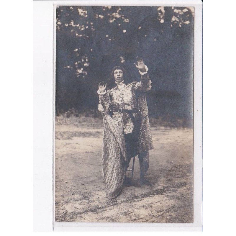 MONTARGIS: personnage costumé, théâtre (?) - très bon état