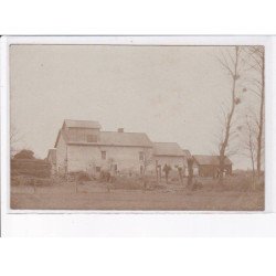LE LUDE environs: 2CPA, intérieur de ferme - très bon état