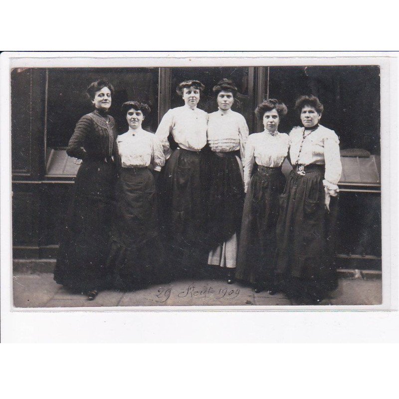PARIS: femmes, 29 août 1909 - très bon état