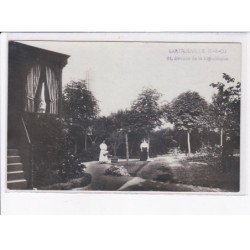 SARTROUVILLE: femme dans jardin - très bon état