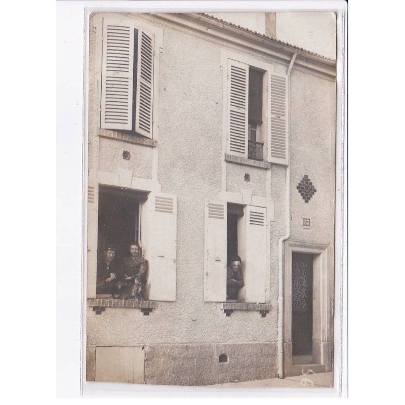 MONTREUIL: personnages à la fenêtre - très bon état