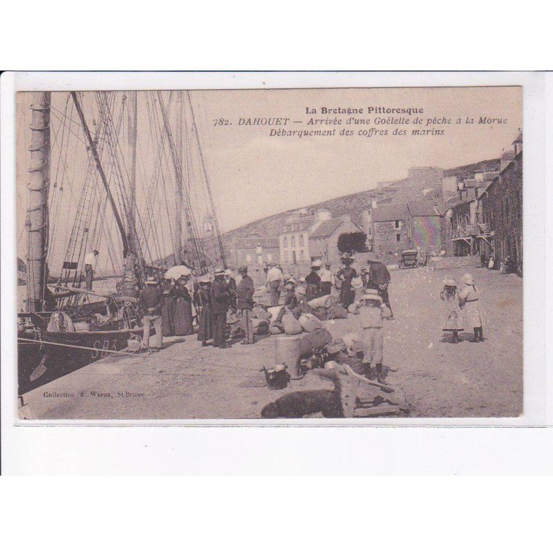 DAHOUET: arrivée d'une goélette de pêche à la morue, débarquement des coffres des marins - très bon état