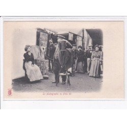 PARIS: le photographe en plein air - très bon état