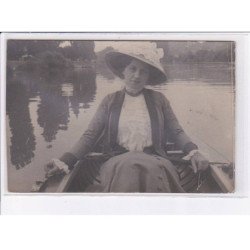 PARIS: femme dans un bateau sur un lac - très bon état