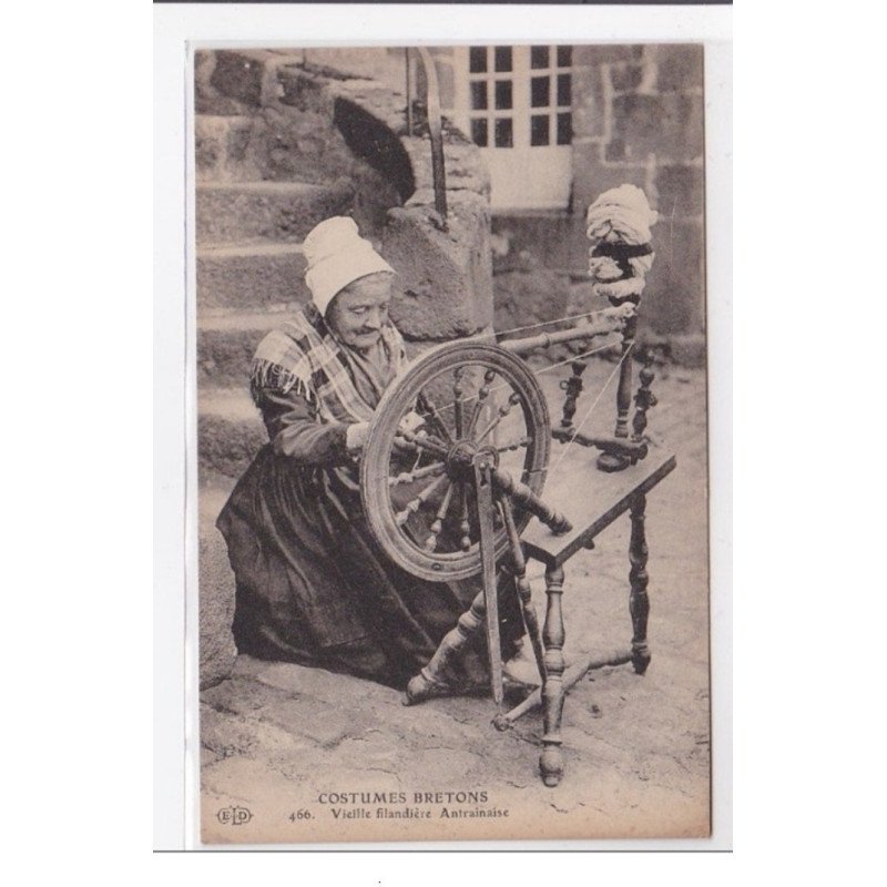 VILLE DE VILLAIN : costumes bretons, vieille filandiere antrainaise - tres bon etat