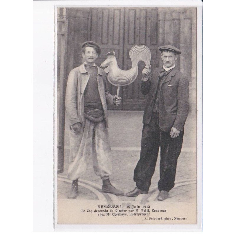 NEMOURS: 1912, le coq descendu du clocher par Mr Petit, couvreur chez Cherbuys, entrepreneur - très bon état