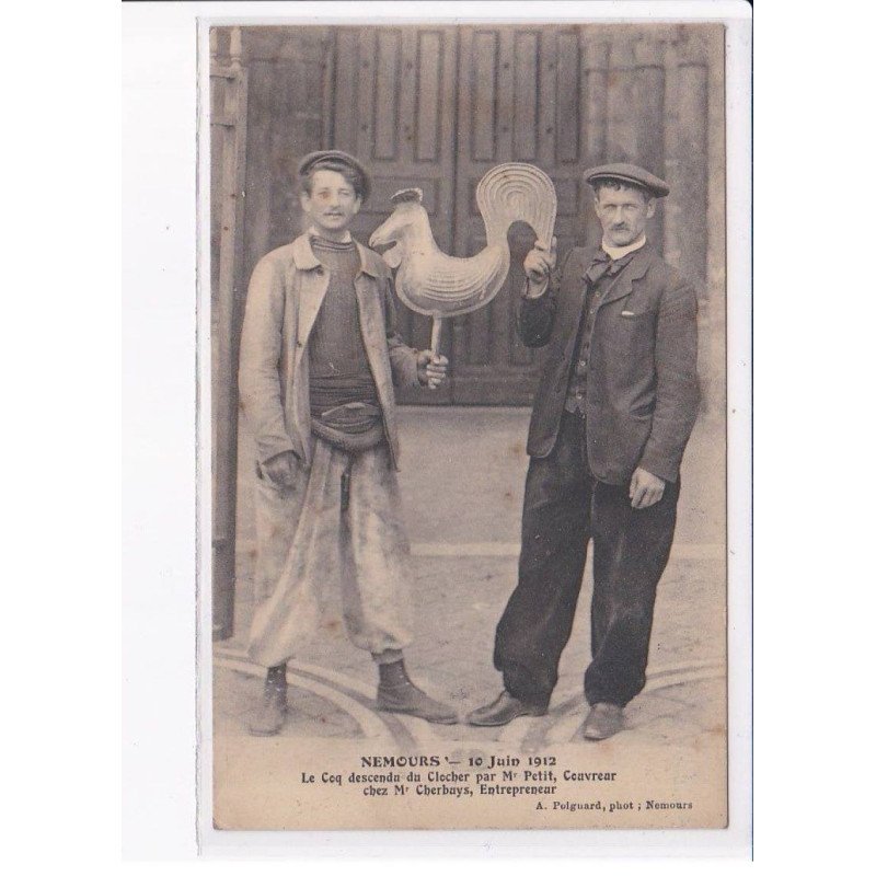 NEMOURS: 10 juin 1912, le coq descendu du clocher par Mr. Petit chez Mr. Cherbuys - état