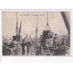 NANTES: déchargement de cargo-boat - très bon état