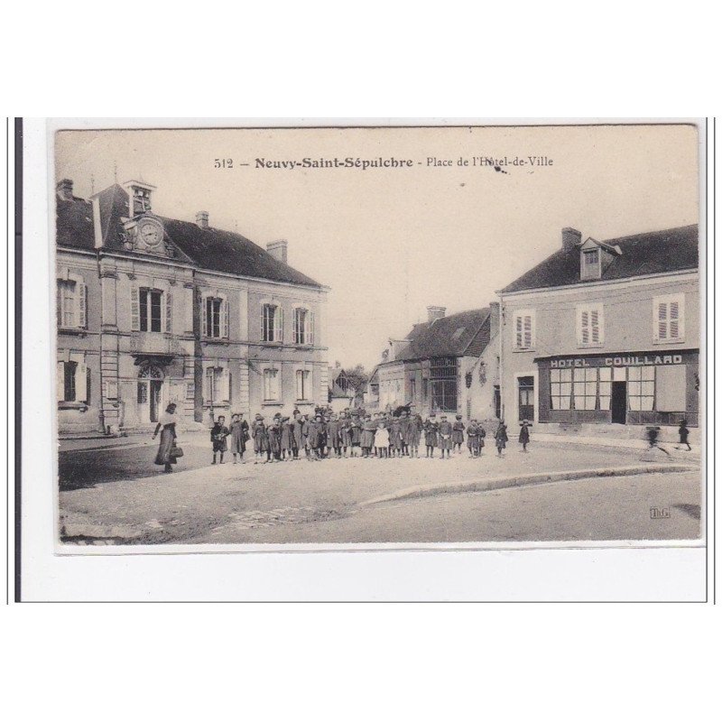 NEUVY-St-SEPULCHRE : place de l'hotel-de-ville - tres bon etat