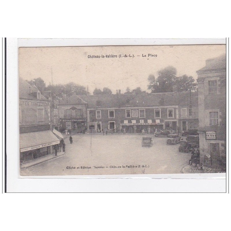 CHATEAU-la-VALLIERE : la place - tres bon etat