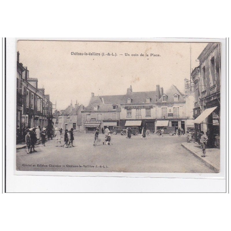CHATEAU-la-VALLIERE : un coin de la place - tres bon etat