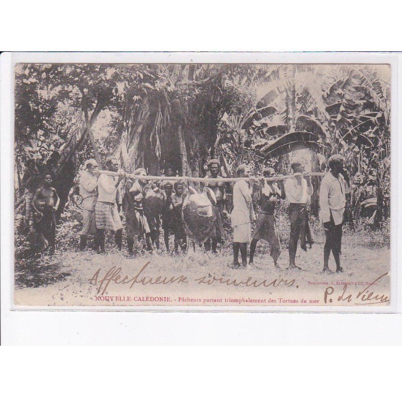 NOUVELLE-CALEDONIE: pêcheurs portant triomphalement des tortues de mer - état