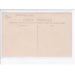 MADAGASCAR: TAMATAVE: prise d'un requin de 3m 50 (peche)- très bon état