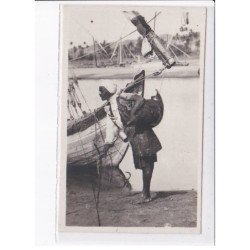 EGYPTE: homme chargé près d'un bateau - très bon état