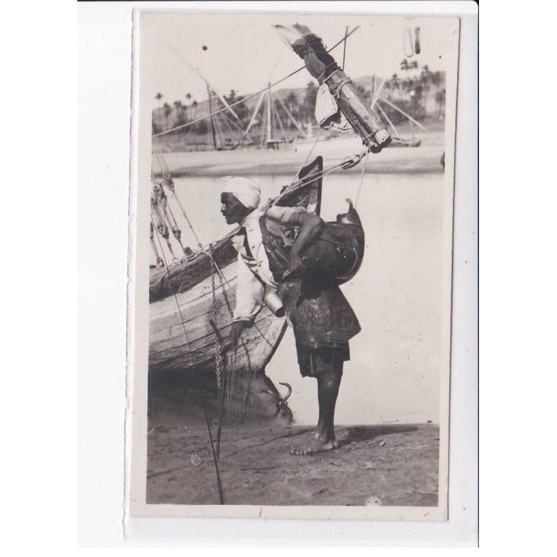 EGYPTE: homme chargé près d'un bateau - très bon état