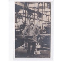 PARIS (?): intérieur d'usine, homme - très bon état