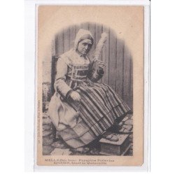 MELLE: paysanne poitevine, ringearde, filant sa quenouille - état