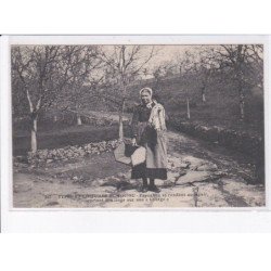 VIENNE: paysanne se rendant au lavoir, portant son linge sur une "courge" - très bon état