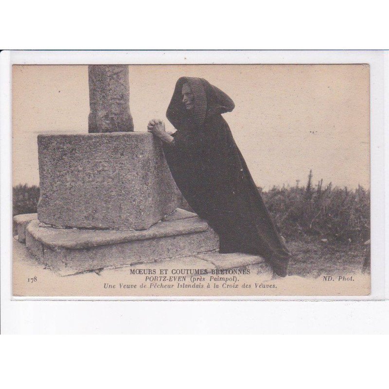 PORTZ-EVEN: une veuve de pêcheur islandais à la croix des veuves - très bon état