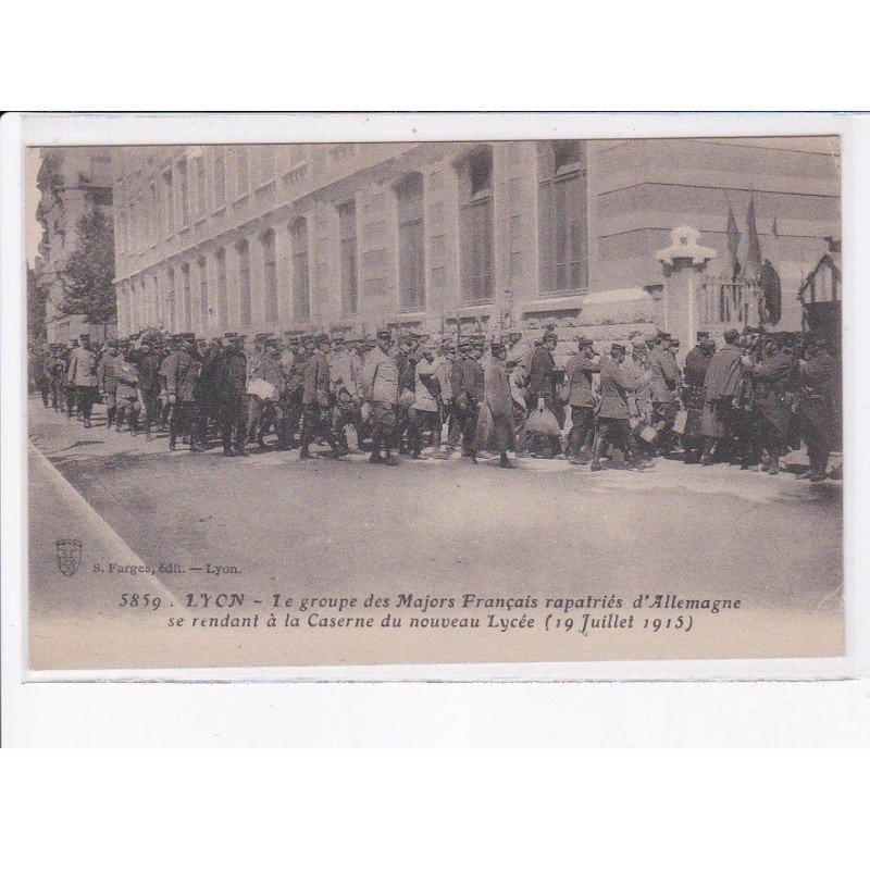 LYON: le groupe des majors français rapatriés d'allemagne se rendant à la caserne du nouveau lycée 1915 - très bon état
