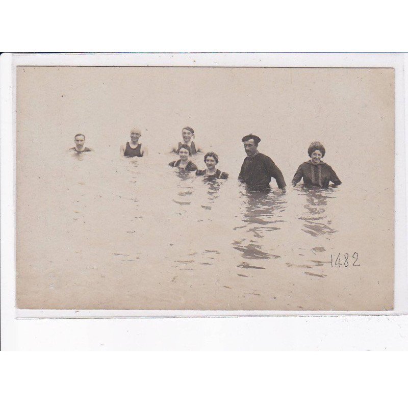 LE TREPORT: personnages dans la mer - très bon état