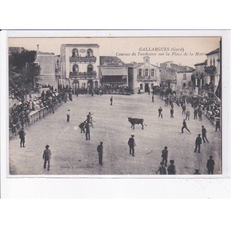 GALLARGUES: courses de taureaux sur la place de la mairie - très bon état