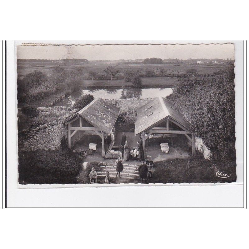 MONTLIVAULT : le lavoir - tres bon etat