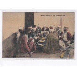 LIBAN: groupe de druses du liban prenant leur repas - très bon état