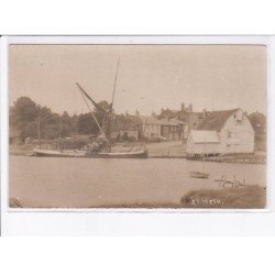 ROYAUME-UNI: ANGLETERRE: ESSEX: SAINT-OSYTH: vue du village, bateau - très bon état