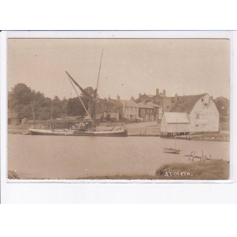 ROYAUME-UNI: ANGLETERRE: ESSEX: SAINT-OSYTH: vue du village, bateau - très bon état