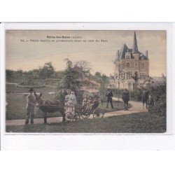 NERIS-les-BAINS: petite famille en promenade dans un coin du parc - très bon état