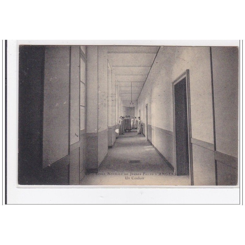 ANGERS : un couloir - tres bon etat