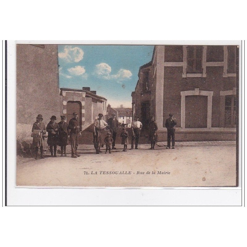 LA TESSOUALLE : rue de la mairie - tres bon etat