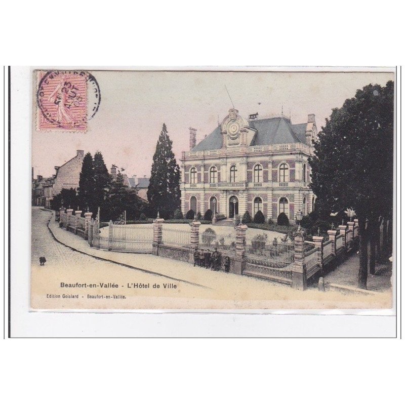 BEAUFORT-en-VALLEE : l'hotel de ville - tres bon etat