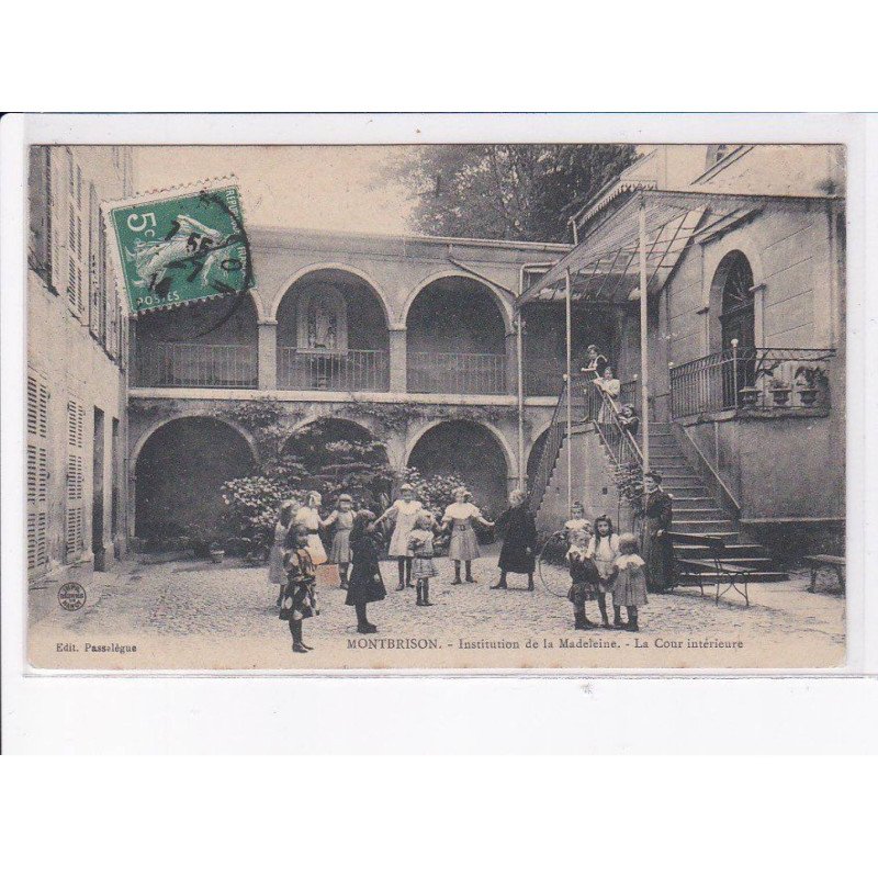 MONTBRISON: institution de la madeleine, la cour intérieure - très bon état