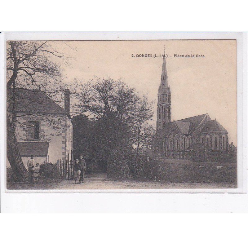 DONGES: place de la gare - très bon état