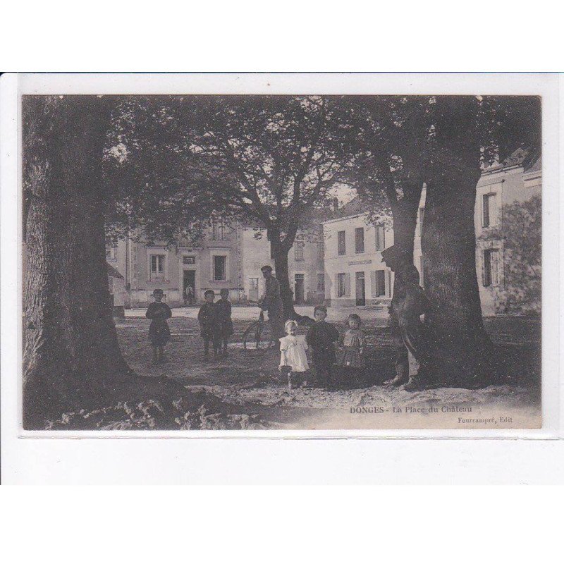 DONGES: la place du château - très bon état