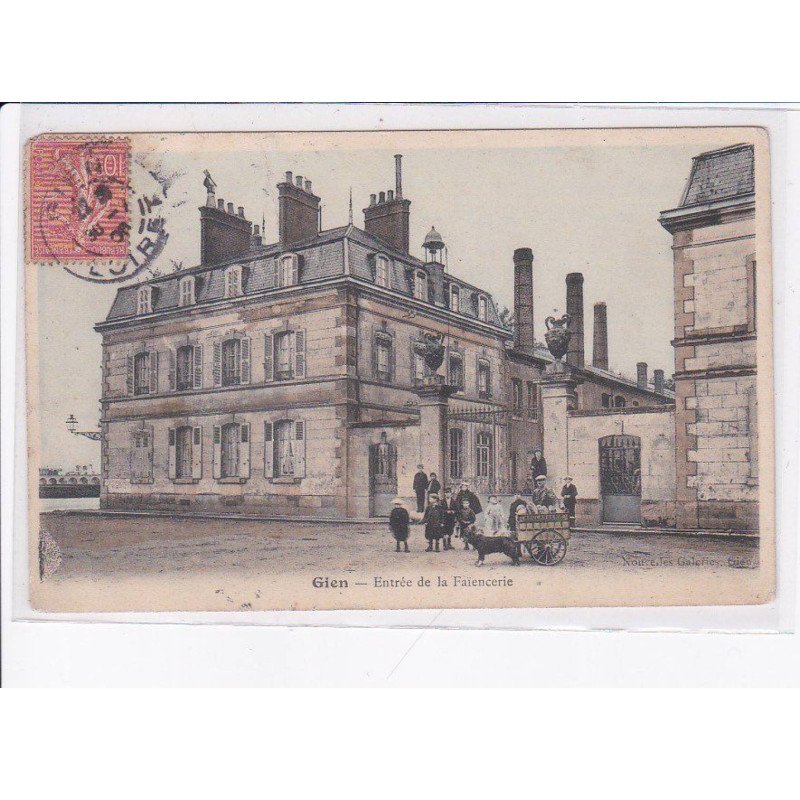 GIEN: entrée de la faiencerie, voiture à chien - état