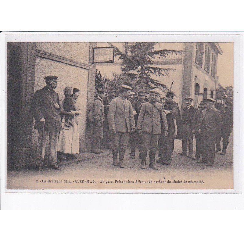 GUER: en gare, prisonniers allemands sortant du chalet de nécessité - très bon état