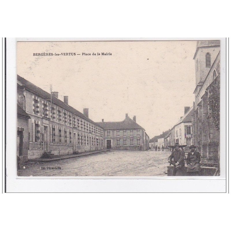 BERGERES-les-VERTUS : place de la mairie - tres bon etat