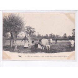 NIEVRE: la traite des vaches dans la prairie - très bon état