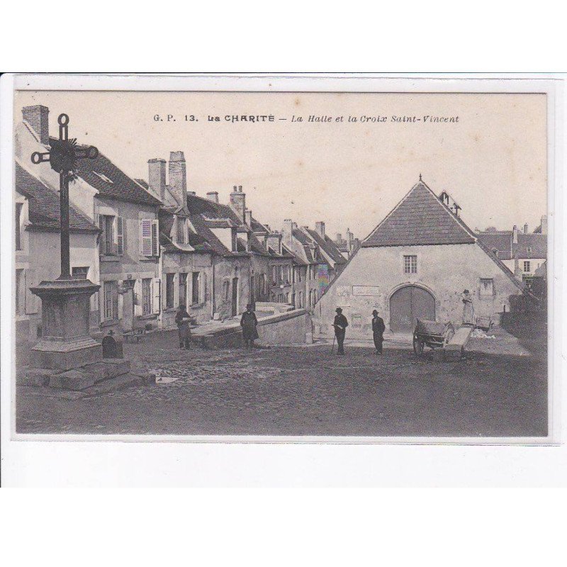 LA CHARITE: la halle et la croix saint-vincent - très bon état